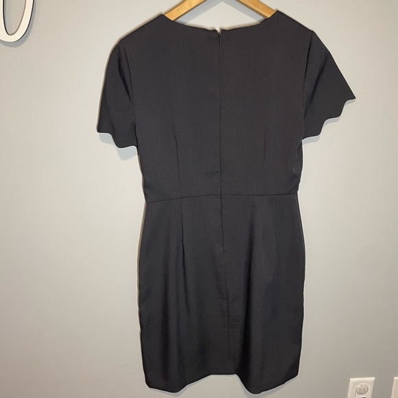 Loft Ann Taylor Black Short Sleeve Scalloped Edge Dress Sheath Waist Size 2 - Picture 2 of 5